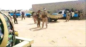 صورة في مشهد يدل على النهج الإرهابي للمليشيات.. عناصر اخوانية تعتقل جندي بالنخبة الشبوانية