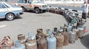 صورة تقرير| مع اقتراب شهر رمضان.. أزمة الغاز المنزلي تلفح وجوه المواطنين في العاصمة عدن