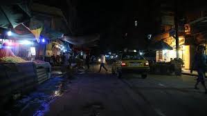 صورة تقرير| وسط عجز حكومي.. انقطاع الكهرباء يفاقم معاناة الأهالي في عدن