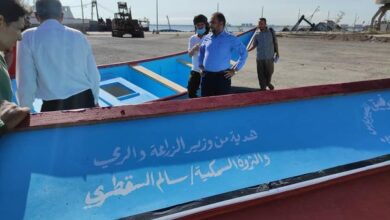 صورة بدعم من الوزير السقطري.. تسليم  قاربي صيد لصيادين متضررين في العاصمة عدن