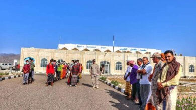صورة بمبادرة من التحالف.. نقل 90 طالبًا من سقطرى إلى جامعاتهم في العاصمة عدن وحضرموت