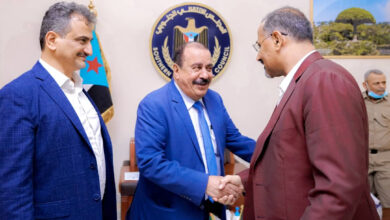 صورة الرئيس الزُبيدي يناقش مع رئيس الجمعية الوطنية ومحافظ العاصمة عدن سُبل تحسين الخدمات المقدمة للمواطنين