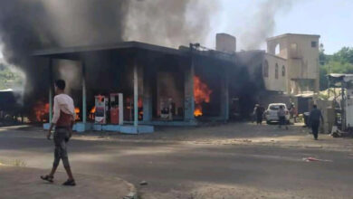 صورة حريق هائل يلتهم محطة وقود في تعز وسط غياب الدفاع المدني