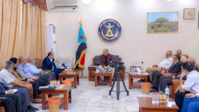 صورة الرئيس الزُبيدي يعقد لقاءً مشتركاً مع الوفد التفاوضي ورؤساء دوائر الأمانة ولجان الجمعية الوطنية