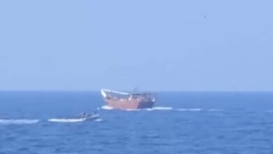 صورة الأسطول الخامس الأميركي يضبط قارب أسلحة مهربة في بحر العرب