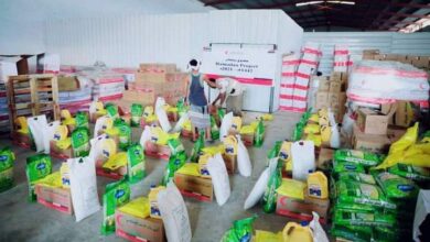صورة خلال أسبوع.. الهلال الأحمر الإماراتي يوزع أكثر من 1700 سلة غذائية على أهالي محافظتي حضرموت وشبوة