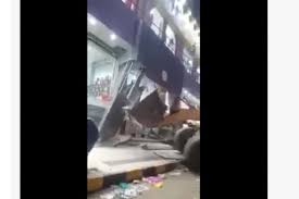 صورة مليشيا #الحوثي تهدم أحد أكبر المولات التجارية بصنعاء اليمنية