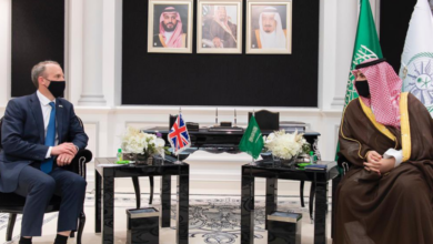 صورة خالد بن سلمان يبحث مع وزير خارجية بريطانيا جهود إحلال السلام في اليمن