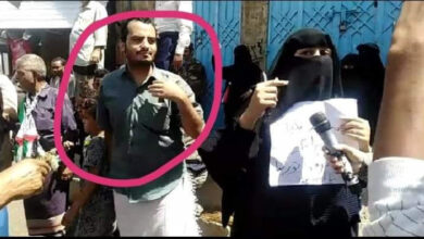 صورة إخوانيات يعتدين على ناشطات في تعز