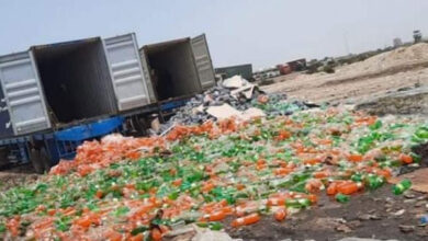 صورة “المواصفات والمقاييس” تتلف كميات كبيرة من المشروبات الغازية بميناء المنطقة الحرة في العاصمة عدن