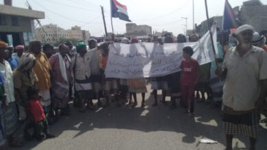 صورة احتجاجات غاضبة في أحور تنديدًا بسطو مليشيات الإخوان على إيرادات المديرية