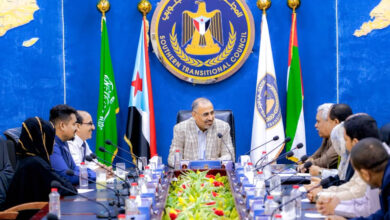 صورة الرئيس الزُبيدي يترأس لقاءً مشتركًا للدائرة القانونية بالأمانة العامة واللجنة القانونية بالجمعية الوطنية