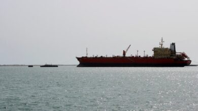 صورة انقلاب سفينة أممية في ميناء الحديدة