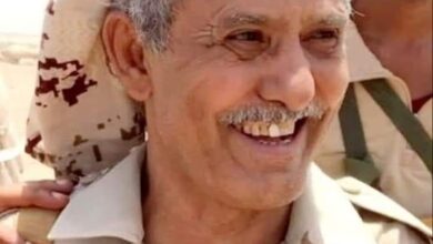 صورة اللواء بن بريك يُعزي في وفاة عضو الجمعية الوطنية المناضل الشيخ عبدالله الحوتري المرقشي