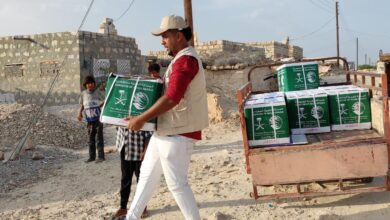 صورة مركز الملك سلمان للإغاثة يدشن مشروع توزيع السلال الغذائية بمحافظة حضرموت
