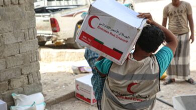 صورة بدعم إماراتي هيئة الهلال الأحمر توزع دفعة جديدة من المساعدات الغذائية على أهالي المكلا