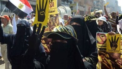 صورة “أخوات الظل”: دور النساء في تنظيم الإخوان المسلمين