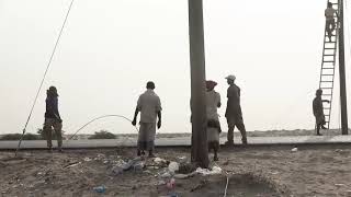 صورة بمتابعة وحماية قوات العمالقة.. إدخال التيار الكهربائي لقرية الشيخ سالم بأبين