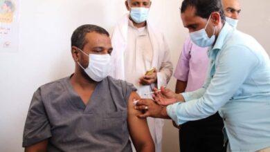 صورة تدشين حملة تطعيم سكان سقطرى ضد كورونا