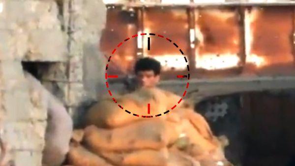 القناص الحوثي أثناء قبل استهدافه