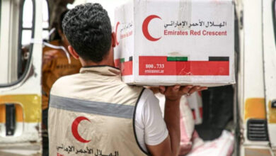صورة الإمارات تقدم مساعدات غذائية لـ المواطنين في ديس المكلا