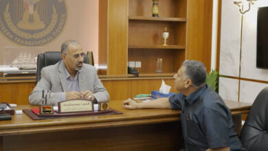 صورة الرئيس الزُبيدي يناقش الأوضاع الخدمية في العاصمة عدن مع الأمين العام للمجلس المحلي