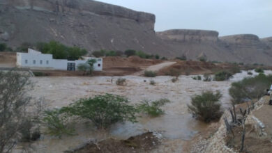 صورة #السيول تحاصر مواطنين وتقطع الطريق الدولي بين ساحل ووادي #حضرموت