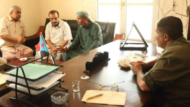 صورة رئيس تنفيذية انتقالي #حضرموت يبحث مع شخصيات سياسية واقتصادية سُبل الخروج من الأزمات المتلاحقة