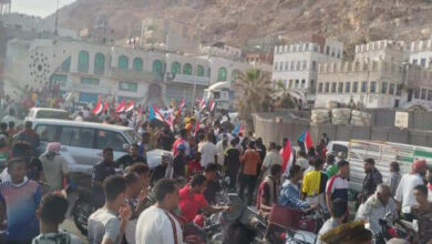 صورة مظاهرة حاشدة في المكلا رفضا لتواجد رئيس البرلمان اليمني