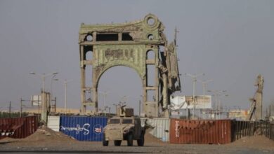 صورة إخماد مصادر نيران حوثية في كيلو 16 بالحديدة اليمنية