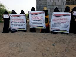 صورة في مناشدة للمجتمع الدولي.. «أمهات المختطفين في الحديدة اليمنية» : الحوثي يضع 100 مختطف في «كونتيرات» معدنية