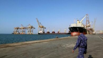 صورة لمضاعفة الجبايات.. مليشيا الحوثي تغري التجار للاستيراد عبر ميناء الحديدة