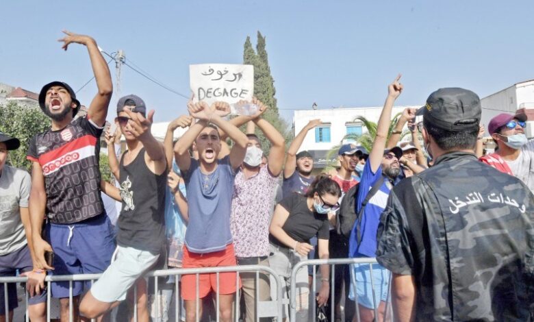 مناصرون للقرارات الرئاسية التونسية.
