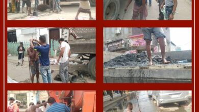 صورة عمال الصرف الصحي ينفذون برنامج الصيانة للمناهل وخطوط الشبكة في الشيخ عثمان
