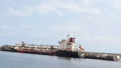 صورة وصول الدفعة الثالثة من منحة المشتقات النفطية السعودية إلى ميناء المكلا