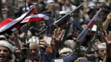صورة مليشيا الحوثي تحول سكن المواطنين في الحديدة إلى مراكز لتهريب السلاح