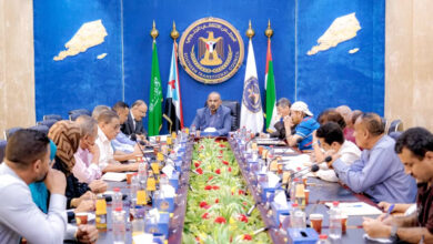صورة الرئيس الزُبيدي يترأس اجتماعًا مشتركاً للجنة الاقتصادية بالمجلس ورؤساء البنوك والغرفة التجارية بالعاصمة عدن