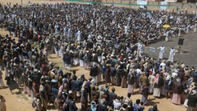 صورة إهدار الحوثيين الأموال على الاحتفالات الطائفية يثير سخط اليمنيين