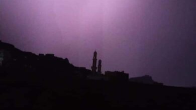 صورة يحدث الآن.. هطول أمطار خفيفة مصعوبة بعواصف رعدية على مناطق متفرقة  من العاصمة عدن