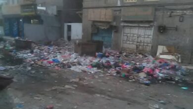 صورة أهالي أحياء الهاشمي يناشدون محافظ العاصمة عدن لإنقاذهم من تكدس أكوام القمامة ومياه الصرف الصحي