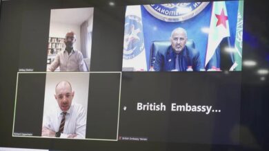 صورة عبر الاتصال المرئي.. الرئيس الزُبيدي يعقد اجتماعاً مع سفير المملكة المتحدة