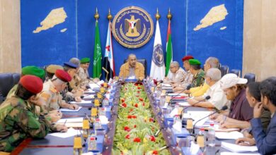 صورة الرئيس الزُبيدي يترأس الاجتماع الدوري للقادة العسكريين والأمنيين