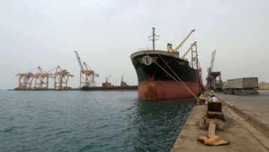 صورة مليشيا الحوثي تبتز التجار لتحويل الواردات عبر ميناء الحديدة