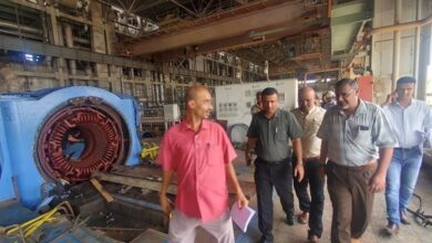 صورة مدير عام مؤسسة كهرباء عدن يتفقد أعمال صيانة التوربين الثاني في الحسوة بعد توقفه لسنوات