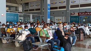 صورة إجلاء 129 مهاجرا أفريقيا من العاصمة عدن إلى أديس أبابا