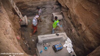 صورة تواصل أعمال الحفريات لمشروع تأهيل شبكة الصرف الصحي قسم D بالشيخ عثمان