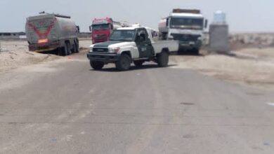 صورة قوات الحزام الأمني تشارك في تنظيم حركة مرور الشاحنات غرب عدن