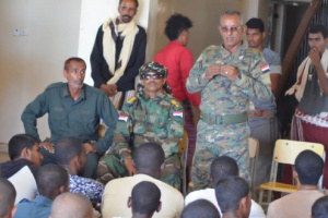 صورة مدير دائرة التوجية المعنوي يلتقي بمنتسبي الأمن والجنود بمحافظة سقطرى