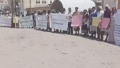 صورة وقفة احتجاجية لمعلمي شبوة للمطالبة بصرف مستحقاتهم المالية
