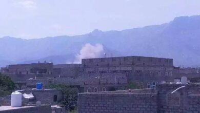 صورة مليشيا الحوثي تقصف معسكر اللواء 115 مشاة في لودر بصاروخ بالستي